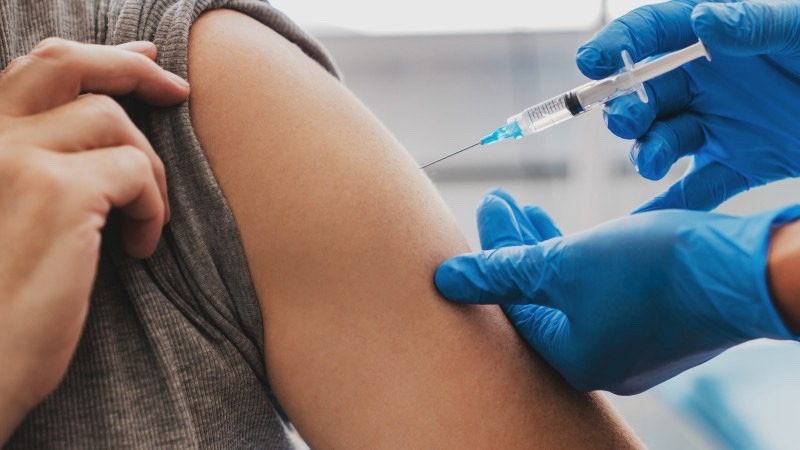 Tibau libera vacina contra gripe para todo mundo — e você pode tomar agora