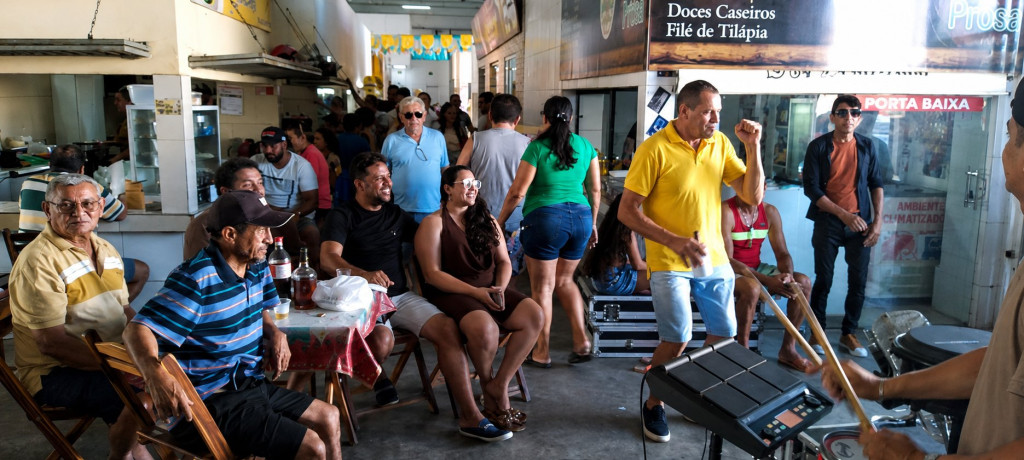 Forró que vira renda: "Raiá do Dia" enche os mercados públicos de música e movimenta o comércio de Mossoró