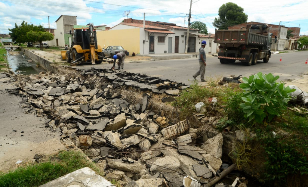 Adeus aos alagamentos: Prefeitura reconstrói passagem de drenagem que havia colapsado no Santo Antônio