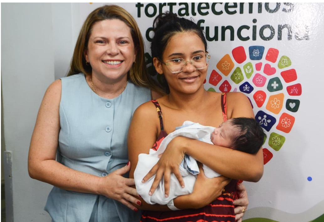Mossoró inicia a Semana do Bebê com entrega simbólica de chave da cidade a recém-nascido