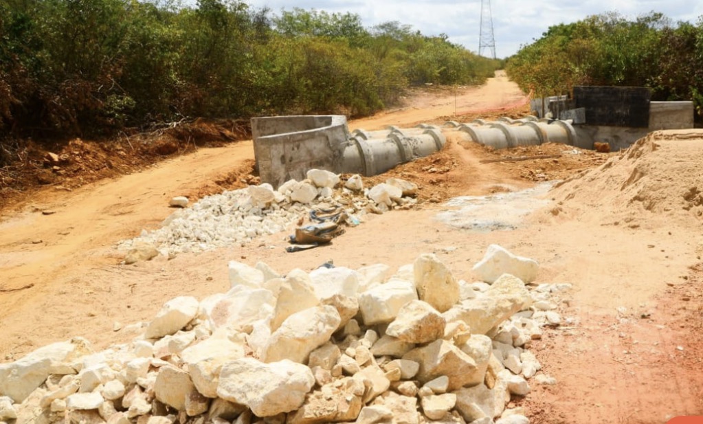 Prefeitura realiza obra de drenagem na zona rural de Mossoró, na comunidade do Jucuri